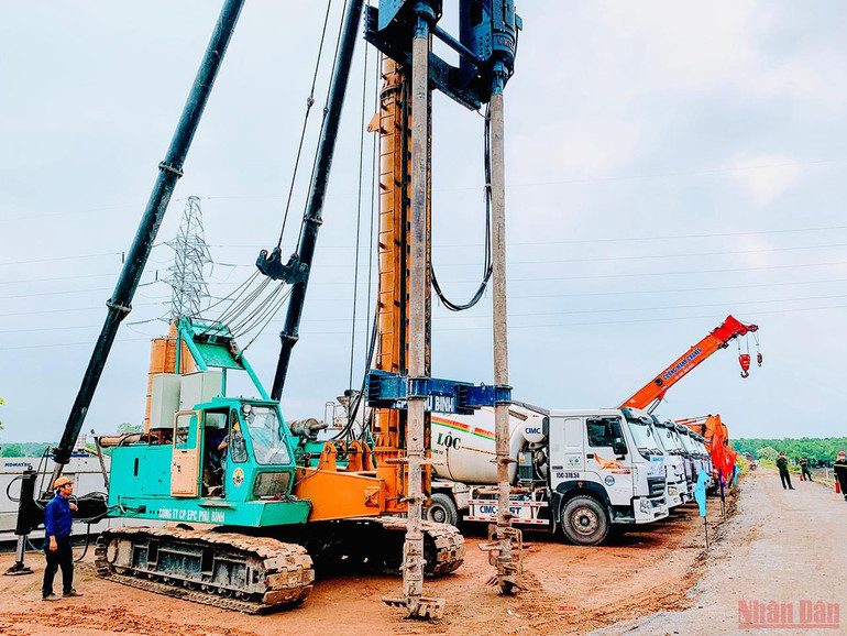 Huy động phương tiện triển khai thi công công trình sau khởi công. Khởi công xây cầu gần 2 nghìn tỷ đồng nối Hải Phòng với Quảng Ninh -0