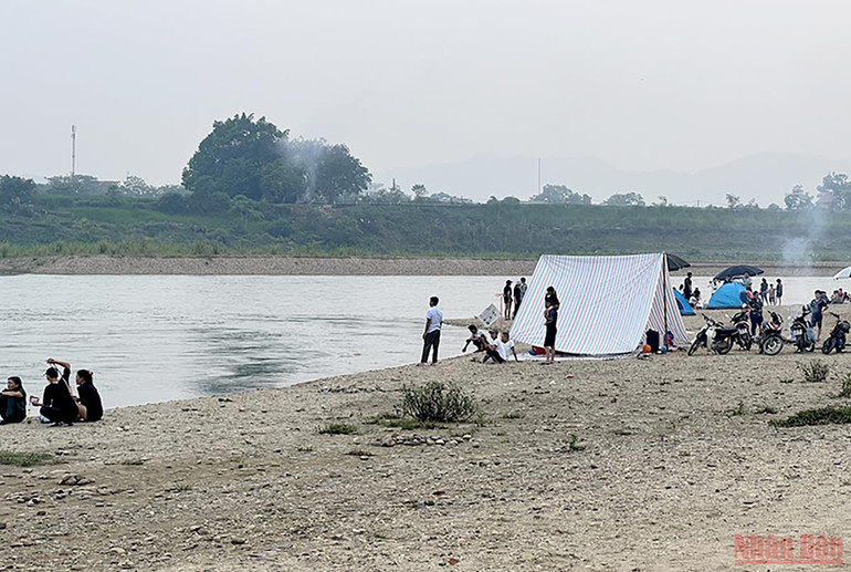 Rủ nhau ra bãi tắm tự phát trên sông Lô, một học sinh bị đuối nước -0