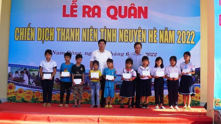 Trao tặng học bổng cho học sinh nghèo, có hoàn cảnh khó khăn. Nhiều hoạt động tình nguyện hè của tuổi trẻ Thừa Thiên Huế -0