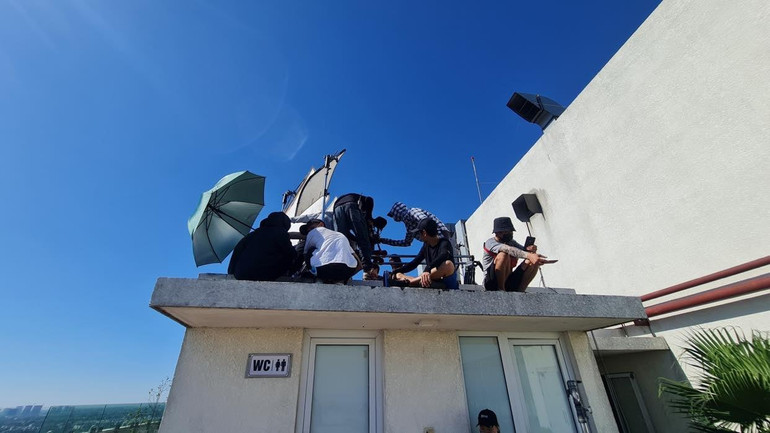 Nhọc nhằn làm phim dưới trời 40 độ -0