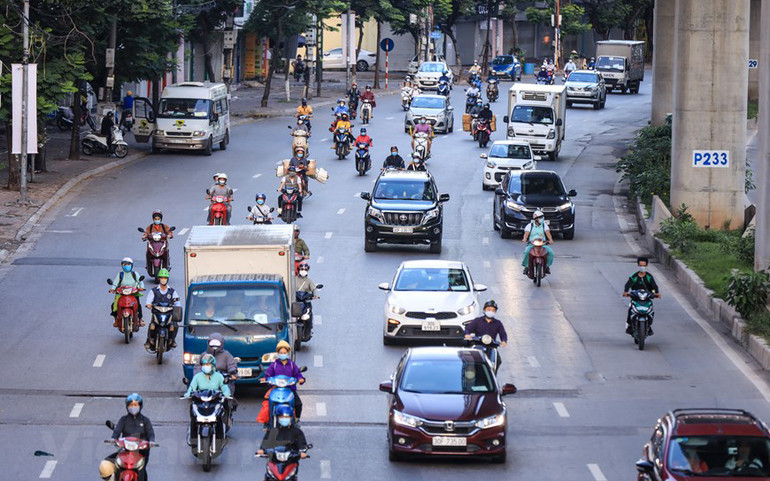 Khu vực đường Hồ Tùng Mậu (Cầu Giấy, Hà Nội) thời điểm 7 giờ sáng. (Ảnh: Minh Sơn/Vietnam+) Giao thông ở Hà Nội nhộn nhịp trong ngày đầu dỡ bỏ 39 chốt kiểm soát -6