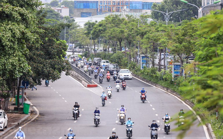 Cùng với đó, lực lượng chức năng cũng dừng kiểm tra giấy đi đường trong 'vùng xanh.'(Ảnh: Minh Sơn/Vietnam+) Giao thông ở Hà Nội nhộn nhịp trong ngày đầu dỡ bỏ 39 chốt kiểm soát -2