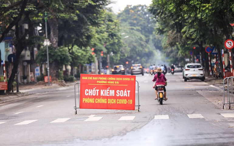 Khu vực phố Huế, lực lượng chức năng vẫn duy trì chốt kiểm soát dịch. (Ảnh: Minh Sơn/Vietnam+) Giao thông ở Hà Nội nhộn nhịp trong ngày đầu dỡ bỏ 39 chốt kiểm soát -3