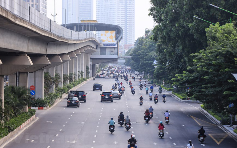 Hà Nội cũng cho phép mở lại một số hoạt động kinh doanh, trong đó có việc hàng quán ăn được bán mang về tại những địa bàn không phát sinh ca mắc Covid-19 ở cộng đồng kể từ ngày 6/9. (Ảnh: Minh Sơn/Vietnam+) Giao thông ở Hà Nội nhộn nhịp trong ngày đầu dỡ bỏ 39 chốt kiểm soát -4