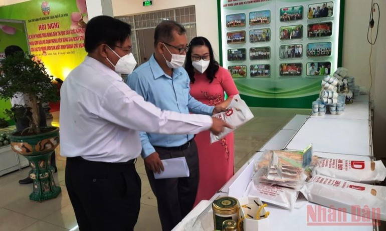 Các đại biểu tham quan các sản phẩm nông nghiệp công nghệ cao được trưng bày tại Hội nghị. Thành phố Hồ Chí Minh tuyên dương 67 nông dân sản xuất, kinh doanh giỏi -0