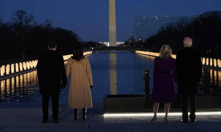 Tổng thống đắc cử Biden và Phó Tổng thống đắc cử Kamala Harris tham dự lễ tưởng niệm. (Ảnh: AP) Tổng thống đắc cử Mỹ dự lễ tưởng niệm hơn 400 nghìn nạn nhân của Covid-19 -0