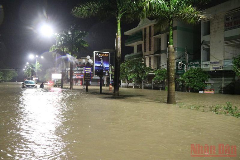 Thủy điện xả lũ, thành phố Tuy Hòa chạy lũ xuyên đêm -0