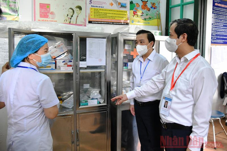 Bộ trưởng Giáo dục và Đào tạo kiểm Nguyễn Kim Sơn kiểm tra công tác tổ chức thi tại Hà Nội -0