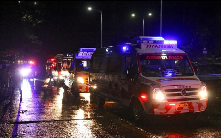 Xe cứu thương đưa nạn nhân tới bệnh viện. (Ảnh: Reuters) Ít nhất 16 người chết trong vụ tai nạn máy bay hồi hương công dân Ấn Độ -0