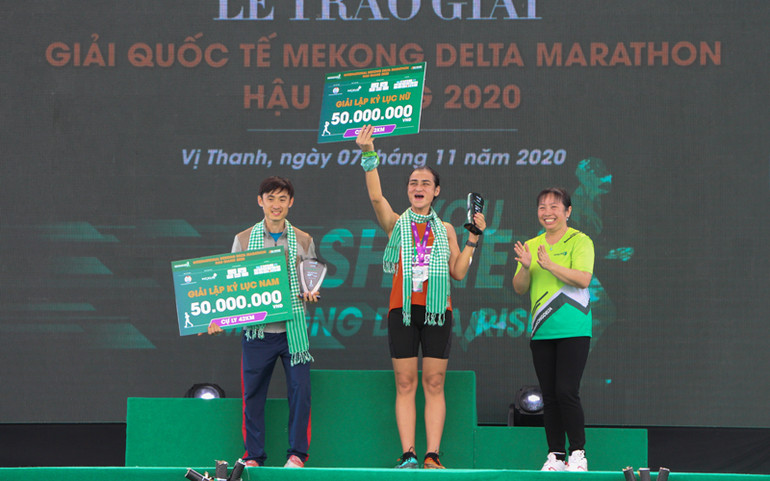 Trao giải đặc biệt dành cho vận động viên phá kỷ lục cự ly 42km Hơn 7.000 người tham gia giải “Mekong Delta Marathon” Hậu Giang năm 2020 -0