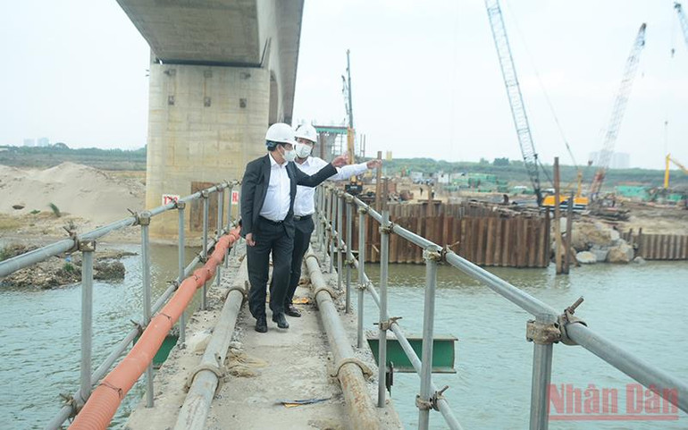 Lãnh đạo UBND thành phố Hà Nội kiểm tra tiến độ tại cầu Vĩnh Tuy giai đoạn 2. Hai dự án giao thông trọng điểm tại Hà Nội bảo đảm về đích đúng hẹn -0