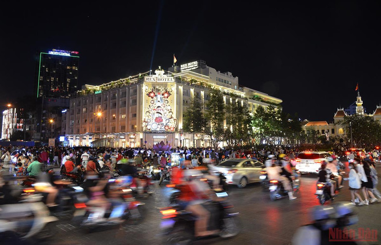 Một mùa Giáng sinh đặc biệt của 2 thành phố lớn Hà Nội và thành phố Hồ Chí Minh -0