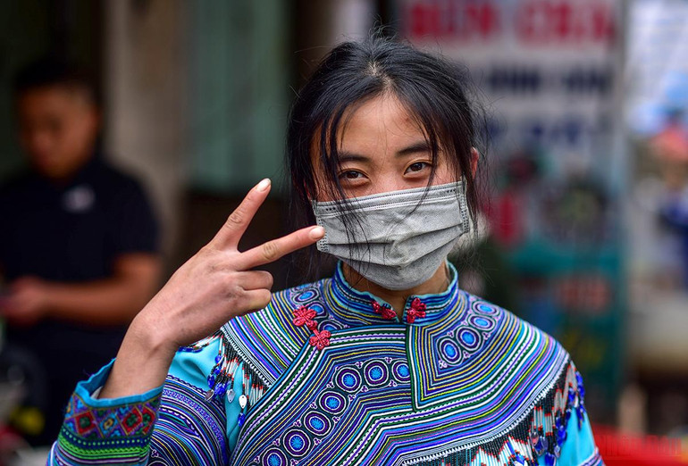 Độc đáo cảnh mẹ địu con đi chợ phiên Bắc Hà ngày giáp Tết -0