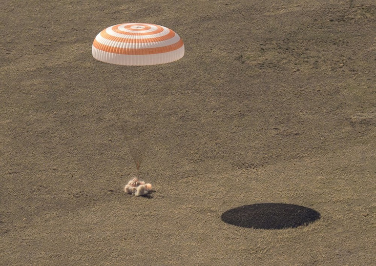 Chiếc dù đưa ba nhà du hành vũ trụ đáp an toàn xuống Kazakhstan. Ảnh: NASA. Nga đưa ba phi hành gia trở về từ Trạm vũ trụ quốc tế -0