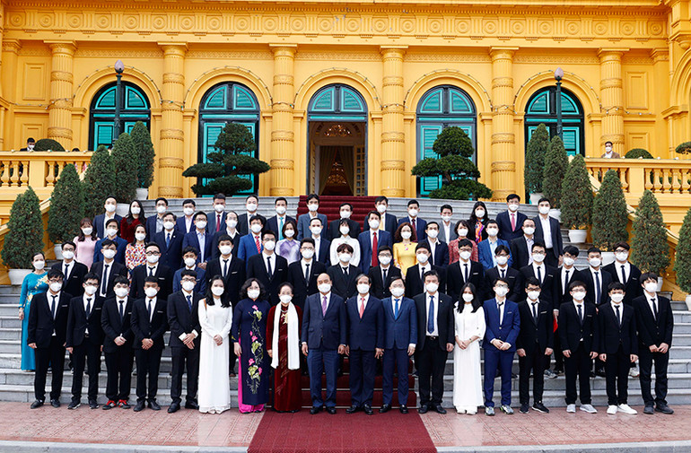 Chủ tịch nước tặng Huân chương Lao động cho học sinh đoạt giải Olympic và khoa học kỹ thuật quốc tế -0