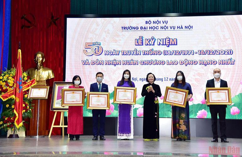 Bộ trưởng Nội Vụ Phạm Thị Thanh Trà trao bằng khen của Thủ tướng Chính phủ cho các tập thể có thành tích xuất sắc trong công tác, góp phần đào tạo nguồn nhân lực, phục vụ nhu cầu phát triển kinh tế, xã hội của đất nước. (Ảnh: Thành Đạt) Lễ kỷ niệm 50 năm ngày truyền thống trường Đại học Nôi vụ Hà Nội và đón nhận Huân chương Lao động hạng Nhất -9