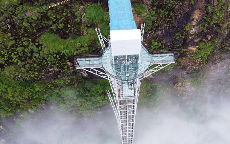 Yêu cầu thay tấm kính ở Khu du lịch Cầu kính Rồng Mây bị nứt -0