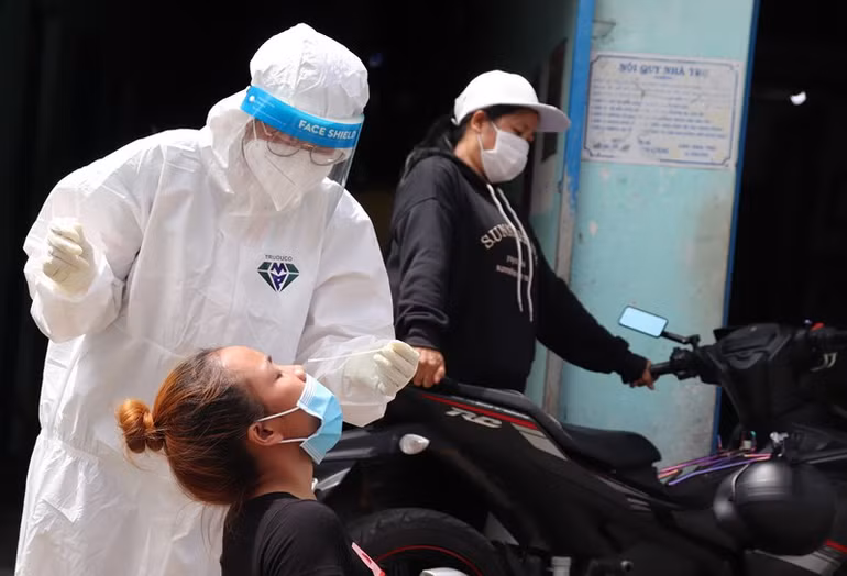 Công nhân “3 tại chỗ” trốn về, nguy cơ dịch lây lan khu nhà trọ -0