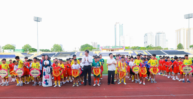 Ban Tổ chức giải trao Cờ lưu niệm cho các đội dự giải. Ảnh: Thành Duy Khai mạc giải bóng đá Thiếu niên-Nhi đồng Cúp Báo Nghệ An lần thứ 24. -0