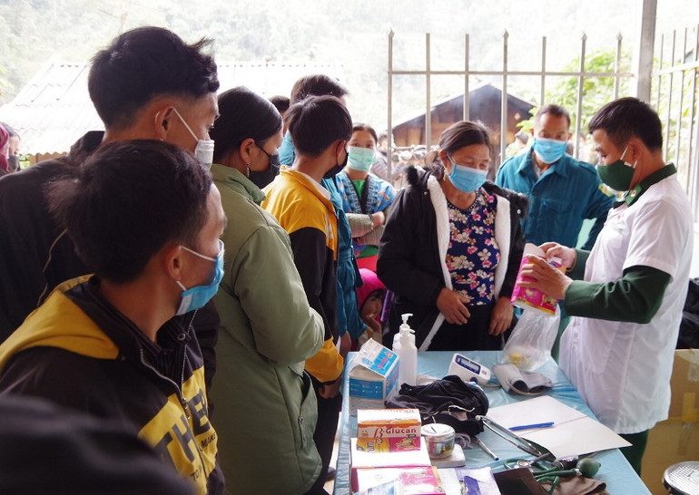Tư vấn, cấp phát thuốc miễn phí cho bà con bản Pu Hao. Xuân biên phòng ấm lòng dân bản Pu Hao -0