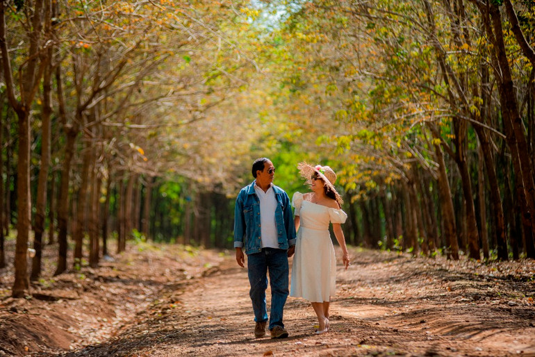 Đôi vợ chồng chọn rừng cao-su mùa thay lá để ghi lại những khoảnh khắc mùa xuân. Trải nghiệm vẻ đẹp cao-su mùa thay lá ở Đồng Nai -0