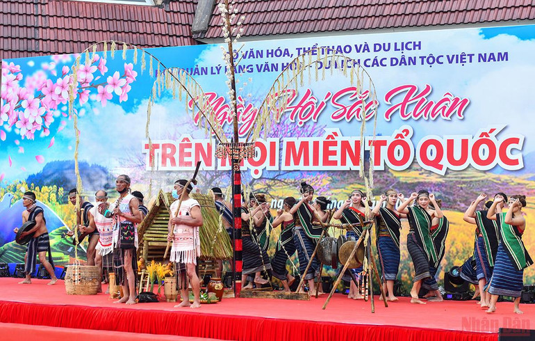 Chủ tịch nước Nguyễn Xuân Phúc dự Ngày hội “Sắc Xuân trên mọi miền Tổ quốc” năm 2022 -0