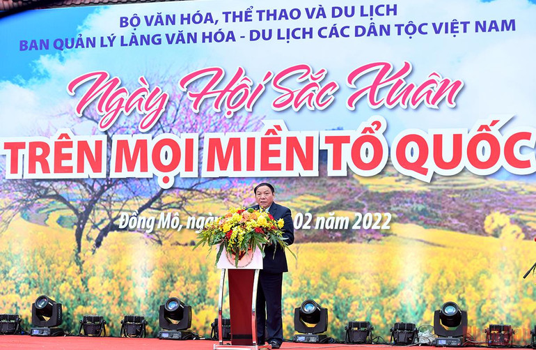 Chủ tịch nước Nguyễn Xuân Phúc dự Ngày hội “Sắc Xuân trên mọi miền Tổ quốc” năm 2022 -0