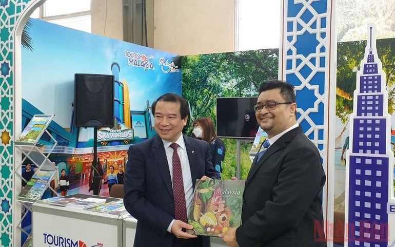 Phó Tổng cục trưởng Tổng cục Du lịch Hà Văn Siêu chụp ảnh lưu niệm với ông Norisyam Odzalikhi thăm gian trưng bày của Cơ quan xúc tiến du lịch Malaysia (Ảnh: Trang Linh) VITM 2022: Cơ hội để du lịch có bứt phá mới, đẳng cấp mới trong phát triển -0