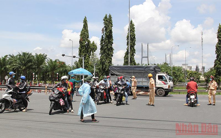 Vĩnh Long đón hơn 100 người dân về tỉnh bằng xe gắn máy -0
