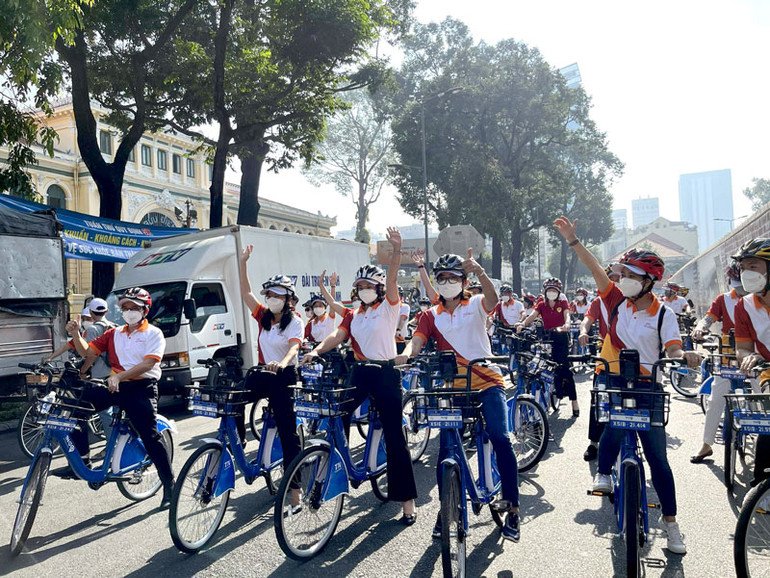 Các đại biểu và người dân diễu hành xe đạp hưởng ứng Tuần lễ du lịch thành phố. Phát động Tuần lễ Du lịch “TP Hồ Chí Minh - Thành phố tôi yêu” -0