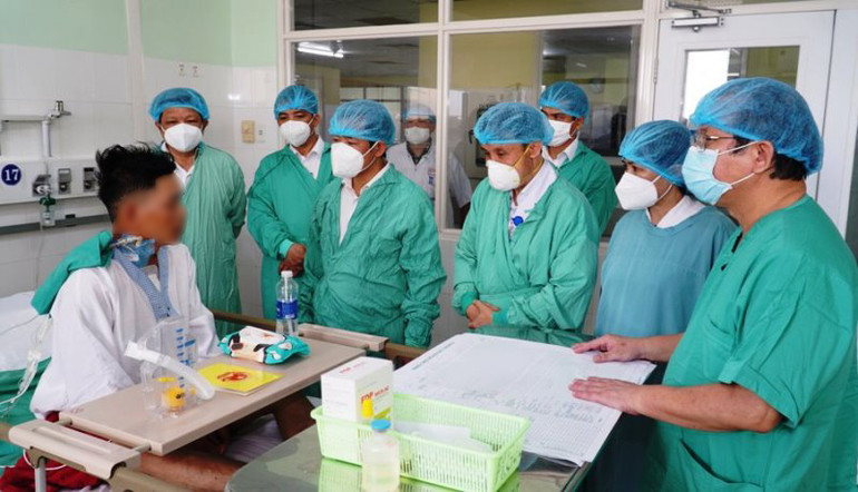 Chủ tịch UBND tỉnh Nguyễn Văn Phương thăm, tặng quà động viên bệnh nhân vừa được ghép tim. (Ảnh: Hiếu - Minh) Tặng bằng khen cho ê-kíp ca ghép tim xuyên Việt đặc biệt -0