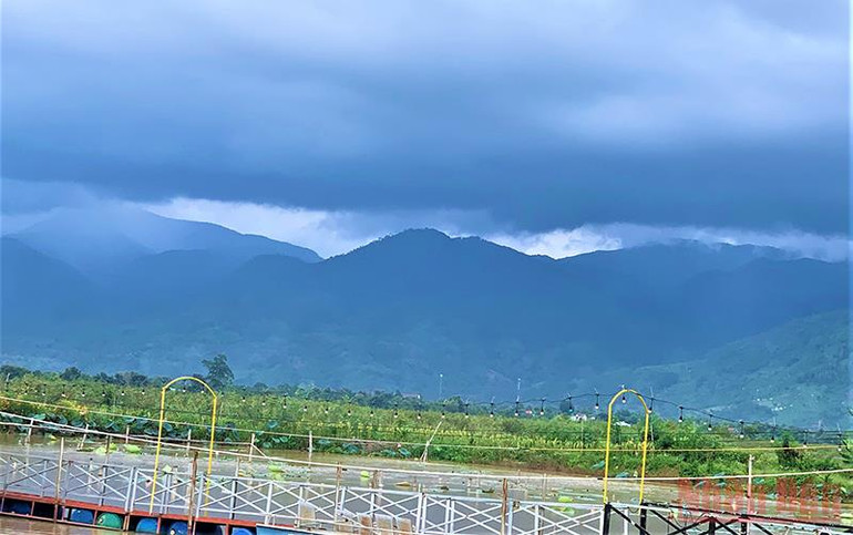 Ở thượng nguồn hồ Lắk là dãy núi Chư Yang Sin với đỉnh núi cao 2.442m so với mực nước biển, là dãy núi cao nhất tỉnh Đắk Lắk. Thơ mộng hồ Lắk giữa đại ngàn Tây Nguyên -0