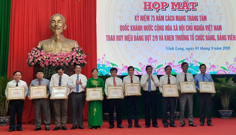 Tặng Bằng khen cho đảng viên “hoàn thành xuất sắc nhiệm vụ” 5 năm liền. Vĩnh Long kỷ niệm 75 năm Cách mạng Tháng Tám và Quốc khánh 2-9 -0