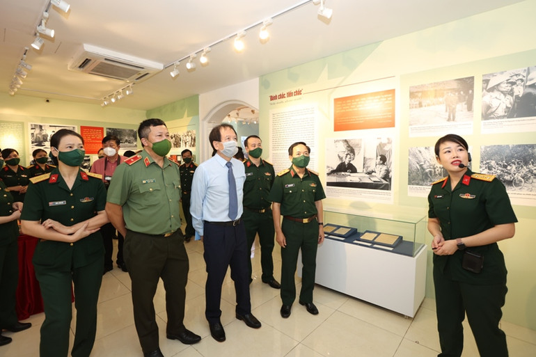 Khai mạc triển lãm chuyên đề “Vị tướng huyền thoại” -0