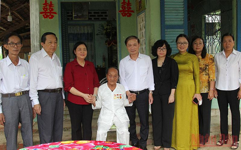 Trưởng Ban Dân vận Trung ương thăm Anh hùng lao động thời kỳ đổi mới tại Vĩnh Long -0