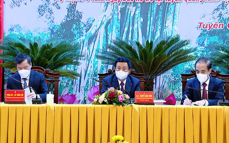 Các đồng chí chủ trì hội thảo. Hội thảo khoa học “Bác Hồ trở lại Tuyên Quang lãnh đạo toàn quốc kháng chiến - Tầm vóc lịch sử và giá trị thời đại” -0
