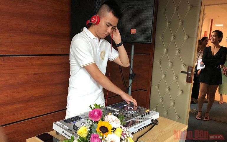 Lần đầu tiên thi DJ trên truyền hình  -0