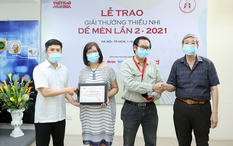Ban Tổ chức trao giải thưởng cho đạo diễn, NSND Phương Hoa và nhà biên kịch Phan Đức Tuấn. Trao giải thưởng thiếu nhi Dế Mèn dành cho văn học, mỹ thuật và điện ảnh -0