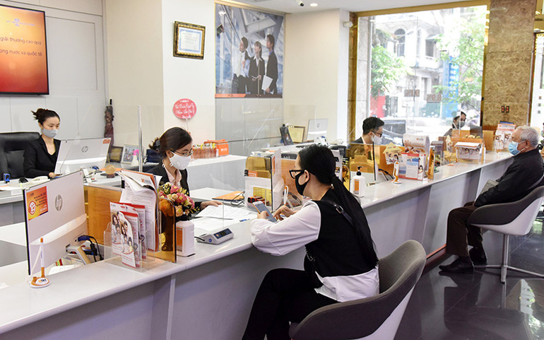 Khách hàng giao dịch tại Ngân hàng TMCP Sài Gòn-Hà Nội (SHB). Ảnh: TRẦN HỮU Ngân hàng tăng tốc chuyển đổi số -0