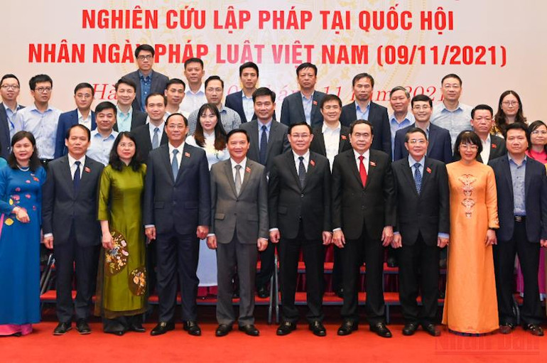 Chủ tịch Quốc hội Vương Đình Huệ cùng các Phó Chủ tịch Quốc hội với các đại biểu tại buổi gặp mặt. (Ảnh: Duy Linh) Chủ tịch Quốc hội mong cán bộ xây dựng pháp luật phải chuyên nghiệp, bản lĩnh -0