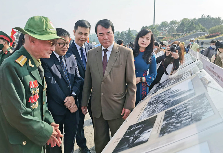 Những khoảnh khắc hào hùng của tuổi trẻ Việt Nam thời binh lửa -0