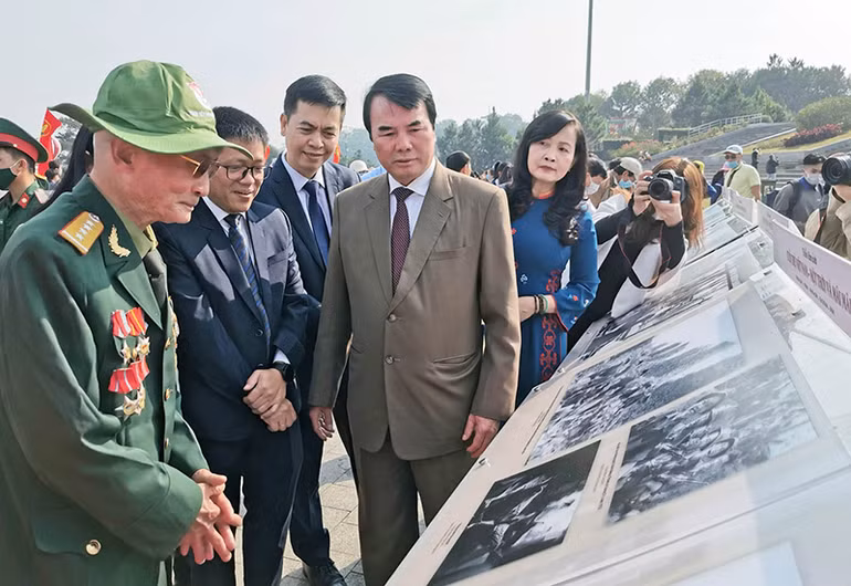 Những khoảnh khắc hào hùng của tuổi trẻ Việt Nam thời binh lửa -0