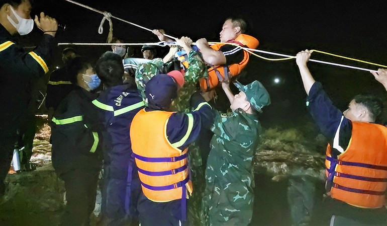 Cứu an toàn ba người dân bị mắc kẹt trên sông Ba -0