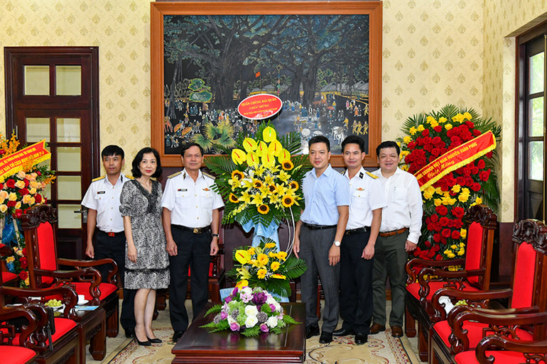 Chuẩn Đô đốc Phạm Văn Luyện, Phó Chủ nhiệm Chính trị Quân chủng Hải quân cùng đoàn công tác chụp ảnh lưu niệm cùng cán bộ Báo Nhân Dân. (Ảnh: THỦY NGUYÊN) Sáng 17/6 -0
