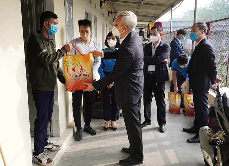 Các địa phương chăm lo cho người lao động không về quê đón Tết -0