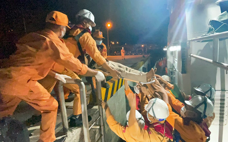 Thuyền viên bị tại nạn lao động trên biển. Cứu nạn thành công thuyền viên gặp tai nạn lao động trên khu vực quần đảo Trường Sa -0