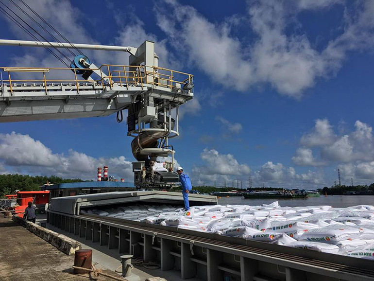Đạm Cà Mau cán mốc hơn 800 nghìn tấn (làm tròn số) urea quy đổi, về đích sớm 51 ngày so với kế hoạch năm 2020. Cụm Khí-Điện-Đạm Cà Mau là “hình mẫu” của Tập đoàn Dầu khí quốc gia -0