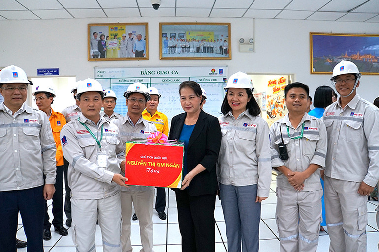 Chủ tịch Quốc Hội Nguyễn Thị Kim Ngân tặng quà cho công nhân tại Cụm Khí-Điện-Đạm Cà Mau. Cụm Khí-Điện-Đạm Cà Mau là “hình mẫu” của Tập đoàn Dầu khí quốc gia -0