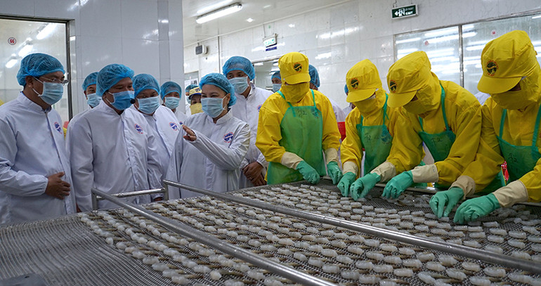 Chủ tịch Quốc hội Nguyễn Thị Kim Ngân khảo sát quy trình sản xuất tại Công ty CP chế biến và Dịch vụ Thủy sản Cà Mau. Cụm Khí-Điện-Đạm Cà Mau là “hình mẫu” của Tập đoàn Dầu khí quốc gia -0