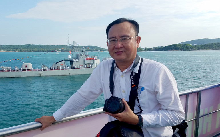 Nhà báo Việt Tiến trong một chuyến tác nghiệp trên biển Phú Quốc. Những câu chuyện nghề của Phóng viên thường trú -0